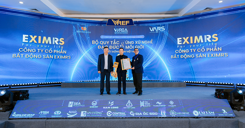 Đại diện EximRS nhận Chứng nhận đạt chuẩn Bộ Quy tắc Đạo đức & Ứng xử nghề Môi giới Bất động sản Việt Nam (VPEC 2025) tại sự kiện do VARS tổ chức